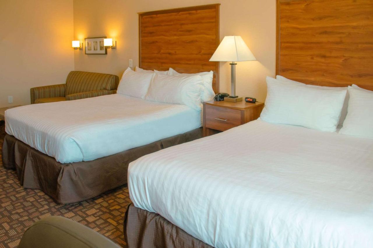 Grand Forks Lodge And Suites Zewnętrze zdjęcie